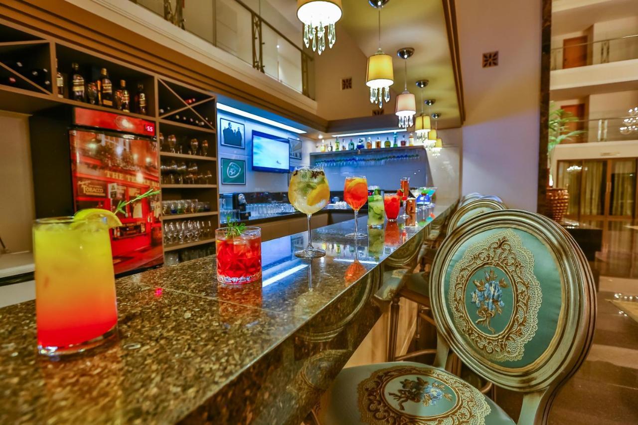 Golden Lis Hotel Boutique ゴイアニア エクステリア 写真 A bar in a hotel